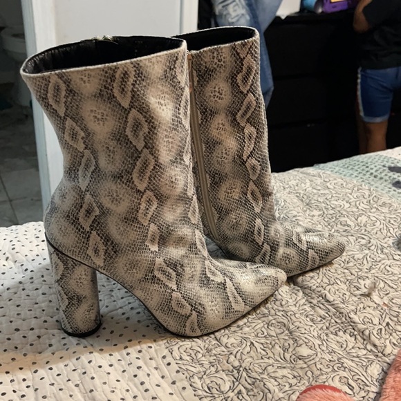 Heeled boots. - Picture 5 of 5